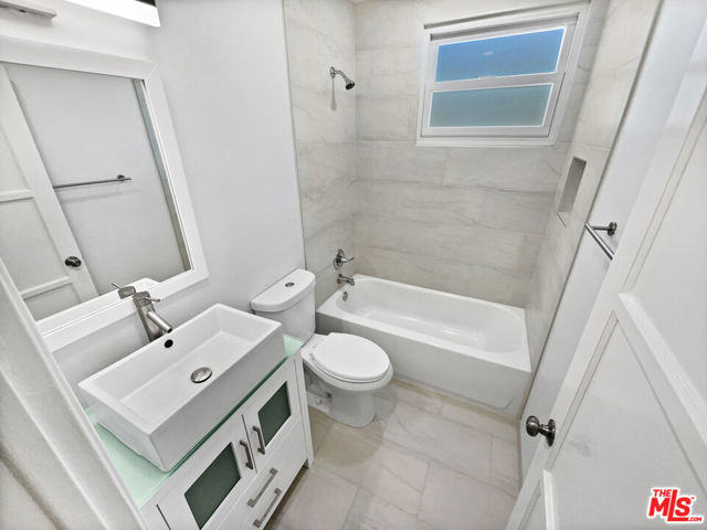 5722 Hazelbrook Avenue, Lakewood CA: https://media.crmls.org/mediaz/e199f0e2-deea-42a4-9a97-157fc910d132.jpg