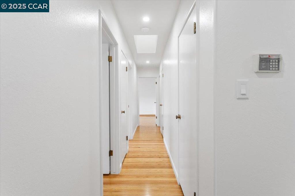 https://media.crmls.org/mediaz/e19a02bd-cd6c-484c-a21d-ebb218e75ce9.jpg?preset=X-Large