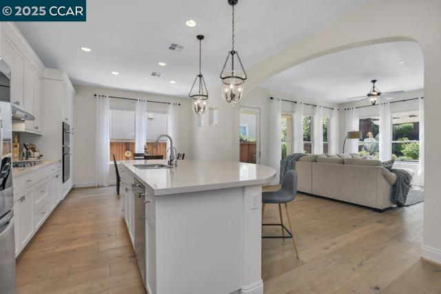 1746 Veneto Ln, Brentwood CA: https://media.crmls.org/mediaz/e19a679f-60b9-48f8-8c05-ec5dc6091780.jpg