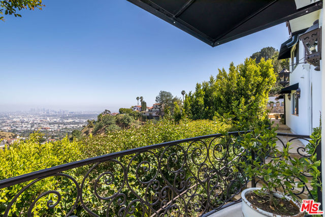 8149 Mannix Drive, Los Angeles CA: https://media.crmls.org/mediaz/e19a7763-0d85-477d-a0bd-911076f431d3.jpg