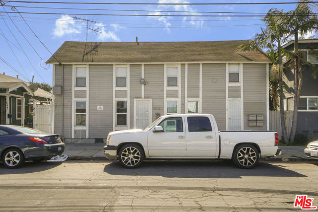 1060 E 6th Street, Long Beach CA: https://media.crmls.org/mediaz/e19b4d5b-344e-4ab7-85d9-b9dc68e0cf39.jpg