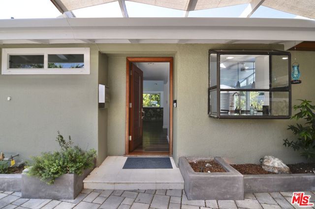 9342 Debra Avenue, North Hills CA: https://media.crmls.org/mediaz/e19b844e-1129-4823-a481-50e8979dfe7c.jpg
