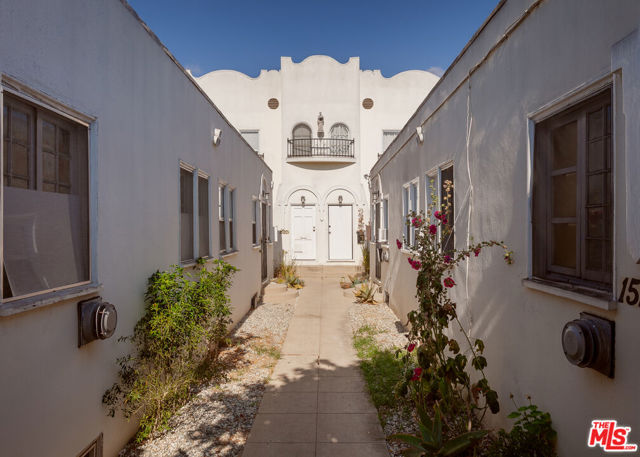 1520 Menlo Avenue, Los Angeles CA: https://media.crmls.org/mediaz/e19c2d9a-535e-43da-ae4f-80ff8270e14b.jpg