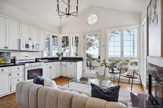 931 Ocean Ave, Del Mar CA: https://media.crmls.org/mediaz/e19c7d77-e4e7-48f0-afa3-e067de4251cf.jpg
