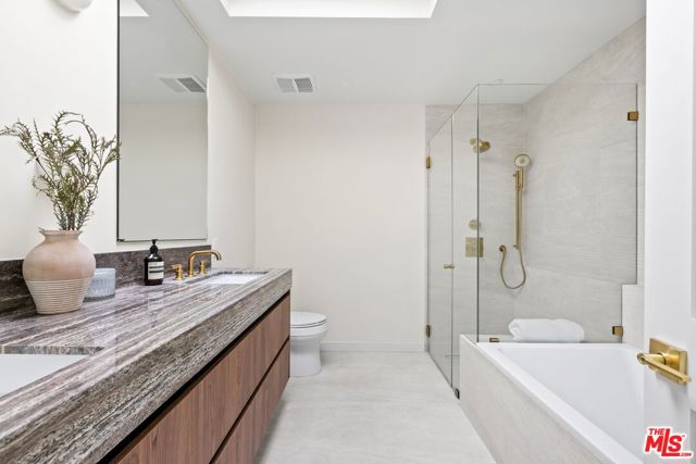 15727 Hartsook Street, Encino CA: https://media.crmls.org/mediaz/e19ceeb6-1a9c-4826-a39c-918290d9f161.jpg
