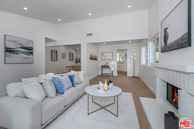 2593 Sunnydale Drive, Duarte CA: https://media.crmls.org/mediaz/e19d5d1f-0acc-4a2e-83cf-4aedec273350.jpg