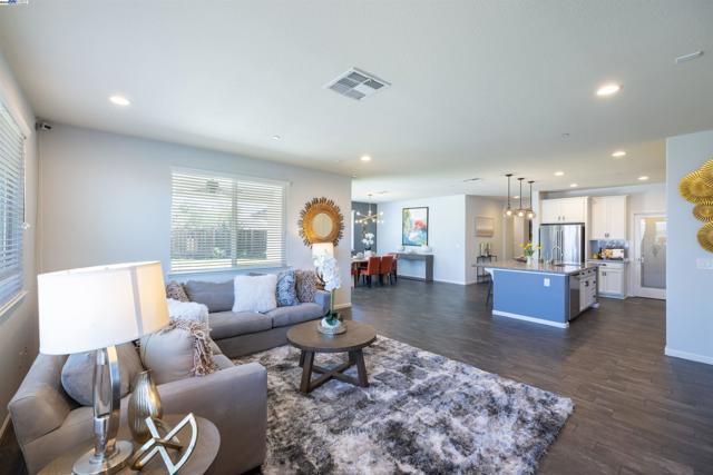 917 Talaria Ct, Oakley CA: https://media.crmls.org/mediaz/e19e514f-4c2b-4a08-914f-75fe3f27e01a.jpg