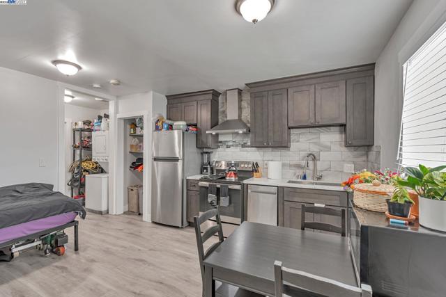 5444 Bancroft, Oakland CA: https://media.crmls.org/mediaz/e19f8ec4-7c27-4d5b-818c-d7a262309888.jpg
