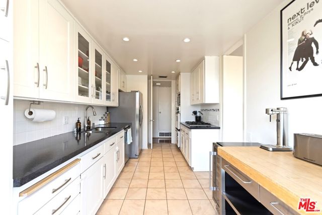 11805 Mayfield Avenue, Los Angeles CA: https://media.crmls.org/mediaz/e19fcbca-9001-46d6-b79a-b7b4baaf3b63.jpg