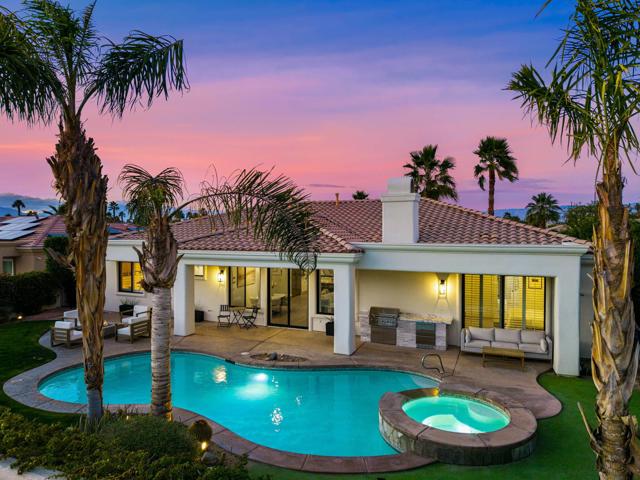 33 Calle La Reina, Rancho Mirage CA: https://media.crmls.org/mediaz/e1a02c6a-f4cb-46b2-b84d-623e6c81422e.jpg