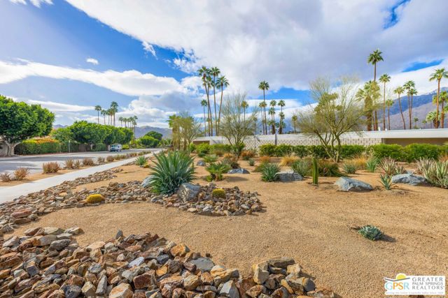 2033 E Ramon Road, Palm Springs CA: https://media.crmls.org/mediaz/e1a06317-76ab-4e7c-adda-d6b141cabb4b.jpg