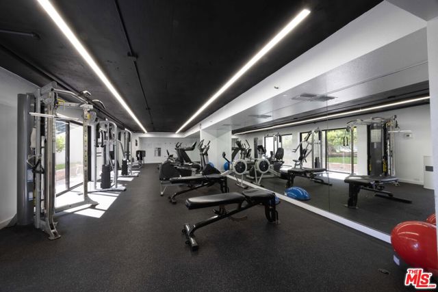 2940 Neilson Way, Santa Monica CA: https://media.crmls.org/mediaz/e1a0b63c-d6e8-472e-8f69-ce187082cf09.jpg