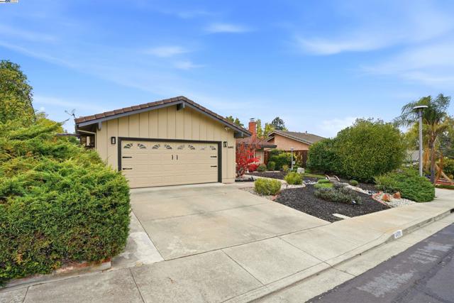 4490 Buckthorn Ct, Concord CA: https://media.crmls.org/mediaz/e1a10e3f-cb03-49c6-954c-e92b7e52a21c.jpg
