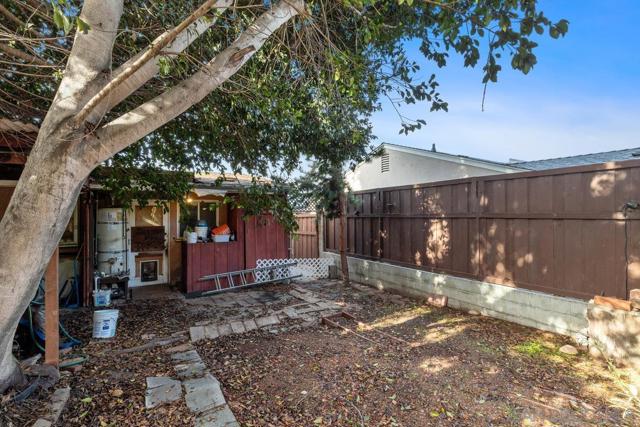 2747 Fairfield St, San Diego CA: https://media.crmls.org/mediaz/e1a1ad78-4370-408e-9230-31d704c92caa.jpg