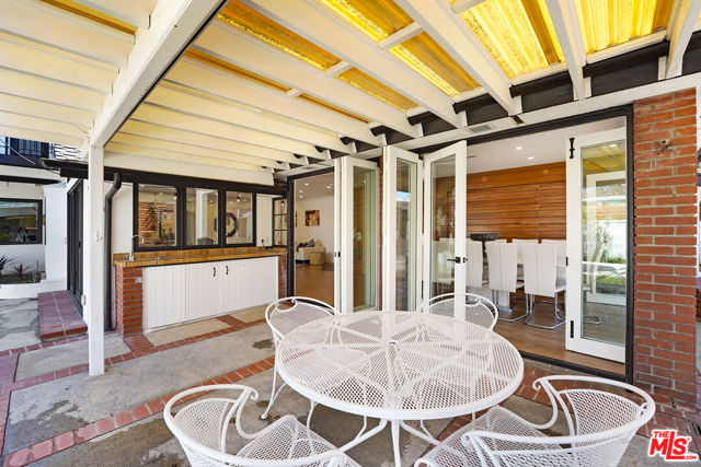 6409 Graves Avenue, Lake Balboa CA: https://media.crmls.org/mediaz/e1a1c24e-f87c-4133-b52c-589b7f48e5ec.jpg
