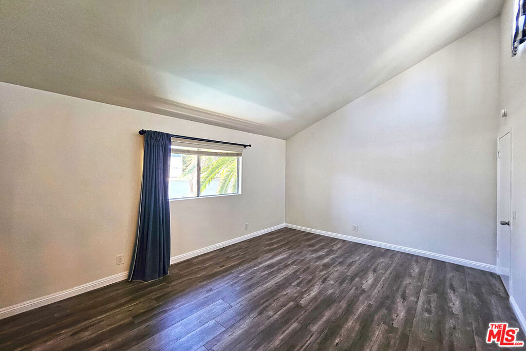 https://media.crmls.org/mediaz/e1a1ce44-2f31-425a-89e7-84cbef48333c.jpg?preset=X-Large