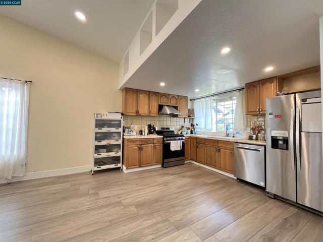120 Bonita Ct, Rodeo CA: https://media.crmls.org/mediaz/e1a28fad-9a2f-4ae6-ba92-fdf65dd7aab8.jpg