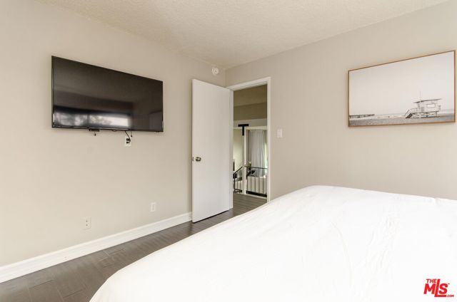 18065 Coastline Drive, Malibu CA: https://media.crmls.org/mediaz/e1a31f41-e2bf-4709-b2c7-84e31fe2d8c7.jpg