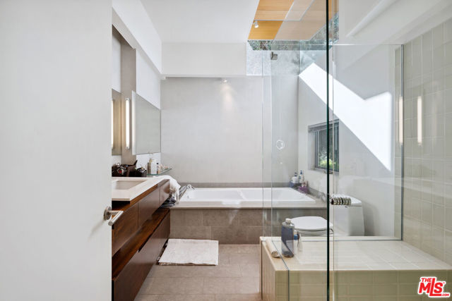 16145 High Valley Place, Encino CA: https://media.crmls.org/mediaz/e1a362be-af57-414b-8621-d7b7512652a0.jpg
