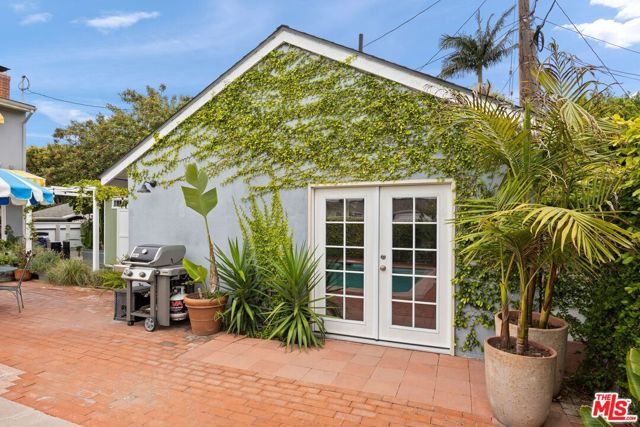 11121 Franklin Avenue, Culver City CA: https://media.crmls.org/mediaz/e1a3718d-c1f7-4a0a-8f0a-f43397328126.jpg