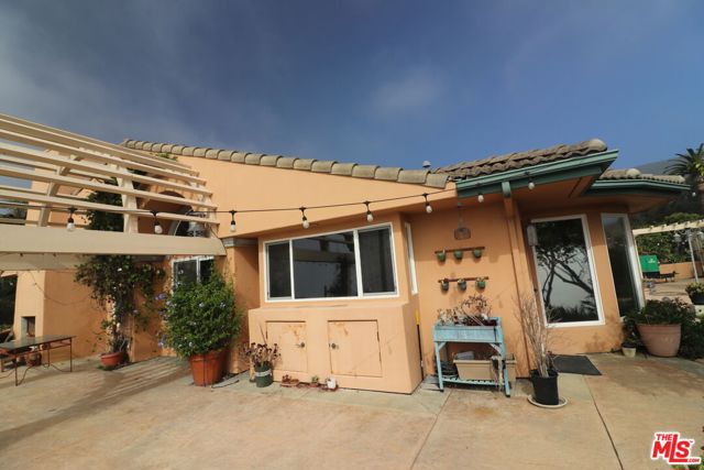 20776 Big Rock Drive, Malibu CA: https://media.crmls.org/mediaz/e1a417c8-5ea0-4174-aad4-6581e2ea272f.jpg