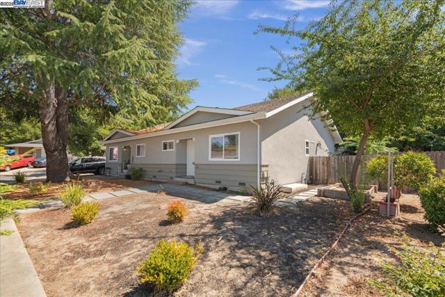 164 Gilbert Ct, Martinez CA: https://media.crmls.org/mediaz/e1a436a0-87fb-4df8-a0df-5dbc791b261b.jpg