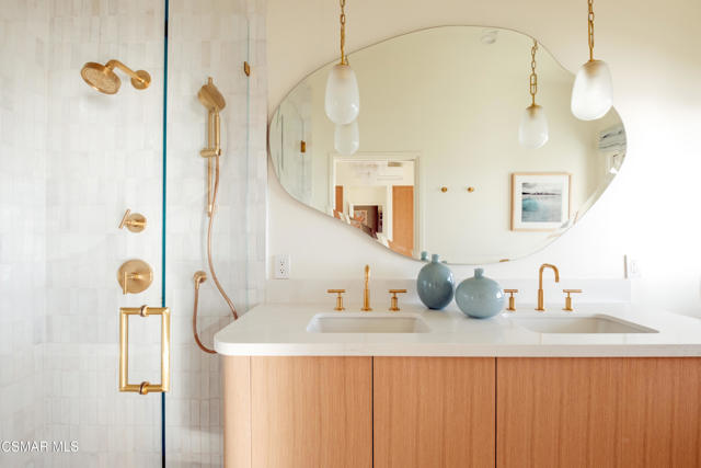 6813 Seawatch Lane, Malibu CA: https://media.crmls.org/mediaz/e1a452e4-118d-4e70-ae0a-99ecee903fde.jpg