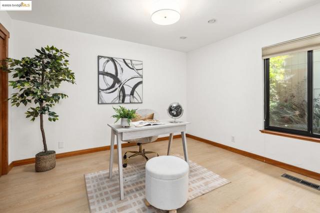128 Alamo Sq, Alamo CA: https://media.crmls.org/mediaz/e1a4b497-2138-465a-a6c9-7699289142e4.jpg
