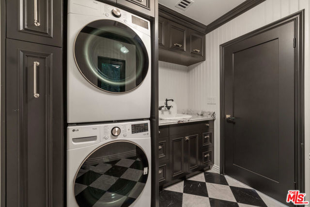 236 S Reeves Drive, Beverly Hills CA: https://media.crmls.org/mediaz/e1a54075-7074-4ef3-a58a-747f60c60269.jpg