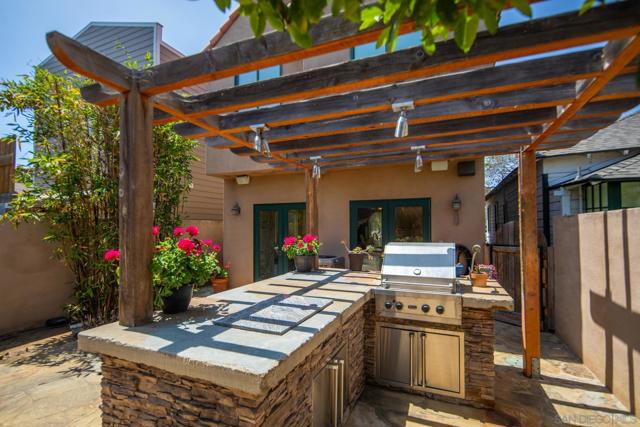 867 E Avenue, Coronado CA: https://media.crmls.org/mediaz/e1a580d2-ec2c-40cc-b5db-9b749e861c50.jpg