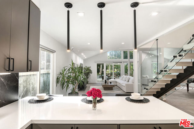 3585 Alana Drive, Sherman Oaks CA: https://media.crmls.org/mediaz/e1a59741-25bc-4227-92e4-64dcd2cf0938.jpg