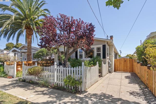 3144 60Th Ave, Oakland CA: https://media.crmls.org/mediaz/e1a5dad1-e202-4b32-a5e3-0c0aa963fe47.jpg