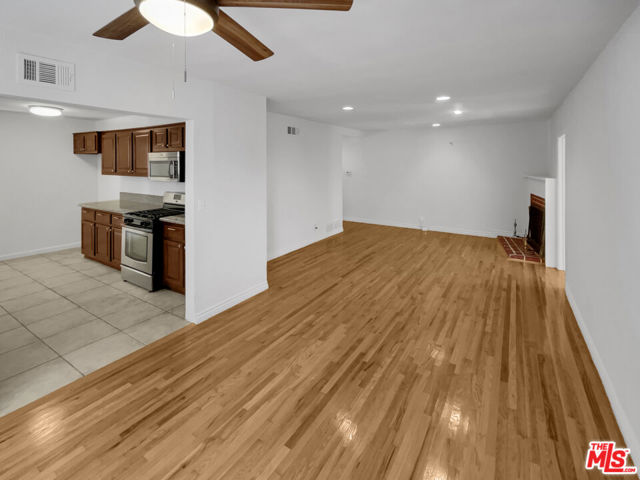 8846 Noble Avenue photo 7