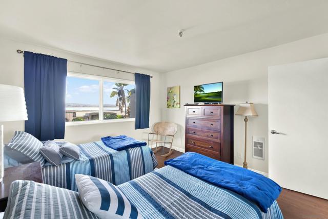 4015 Crown Point Dr, San Diego CA: https://media.crmls.org/mediaz/e1a686f1-070d-4e96-9e20-defe7ab67425.jpg