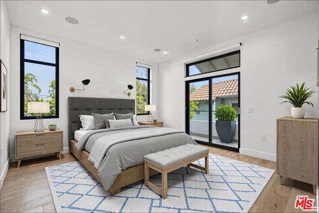1037 21st Street, Santa Monica CA: https://media.crmls.org/mediaz/e1a6b0cd-54cd-4f49-a8a6-e14aee8cb5df.jpg