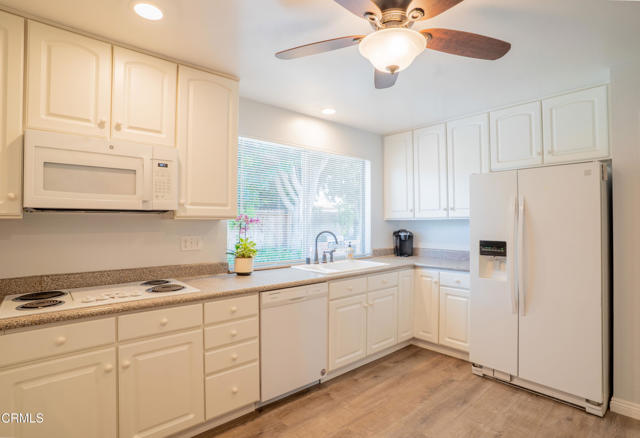 1584 Prima Ct, Camarillo CA: https://media.crmls.org/mediaz/e1a77396-d06c-4426-bab2-20f4fe613057.jpg