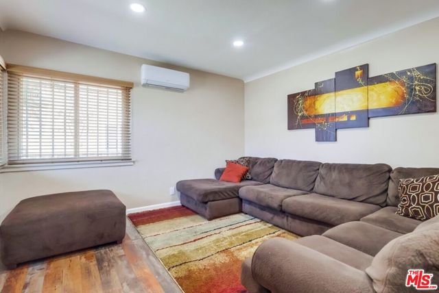 7220 10th Avenue, Los Angeles CA: https://media.crmls.org/mediaz/e1a7c2ae-d3bf-4620-b505-68a0a9c3bef0.jpg