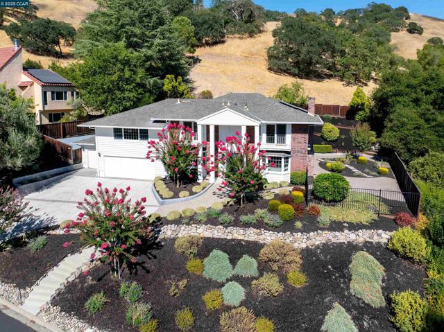2646 Roundhill Dr, Alamo CA: https://media.crmls.org/mediaz/e1a7da85-9df0-4375-8dda-9946dd995587.jpg