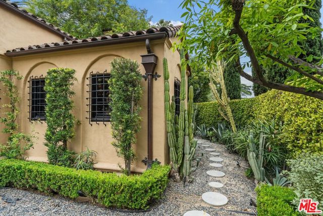 4320 Cedarhurst Circle, Los Angeles CA: https://media.crmls.org/mediaz/e1a82e35-09ff-4961-85b3-be0becf67fbd.jpg