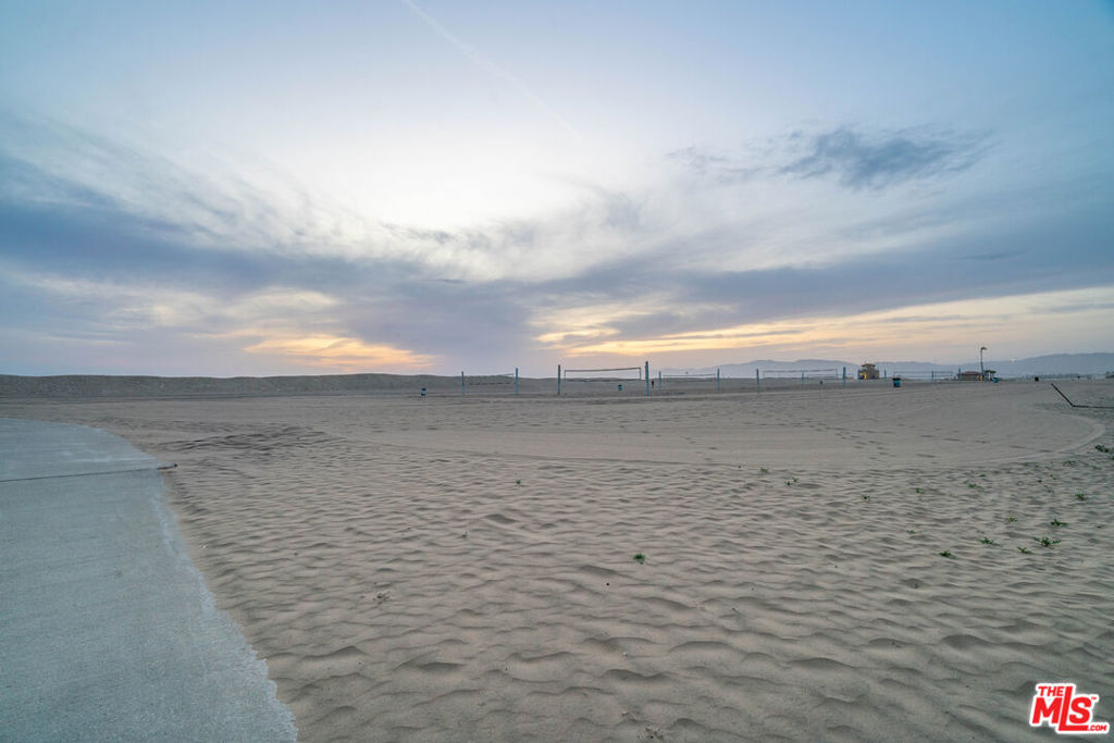 https://media.crmls.org/mediaz/e1a89409-86d0-4ed2-9397-42704e954de6.jpg?preset=X-Large