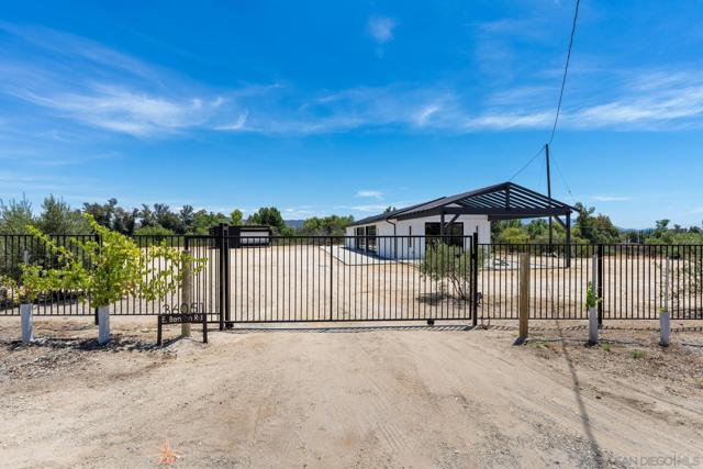 36051 E Benton Rd., Temecula CA: https://media.crmls.org/mediaz/e1aa8d66-e678-40b0-8d73-c3d5101e865d.jpg