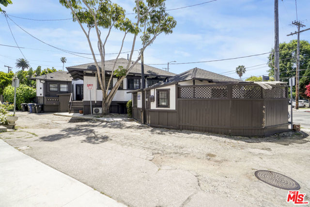 1300 Riviera Avenue, Venice CA: https://media.crmls.org/mediaz/e1aaa548-fe31-4769-a7c2-557f367f47dd.jpg