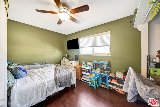 2425 Dusan Street, Simi Valley CA: https://media.crmls.org/mediaz/e1aad5db-6bbb-4b65-8fc4-e66aae72f672.jpg