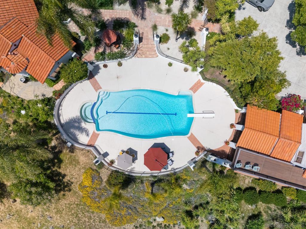 https://media.crmls.org/mediaz/e1ab4aa0-806a-4e16-ba82-dc8cd3e84ddc.jpg?preset=X-Large