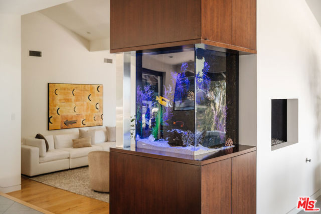 4 Buckboard Lane, Rolling Hills CA: https://media.crmls.org/mediaz/e1ab6ee5-d738-494c-a6e1-662a915317d8.jpg