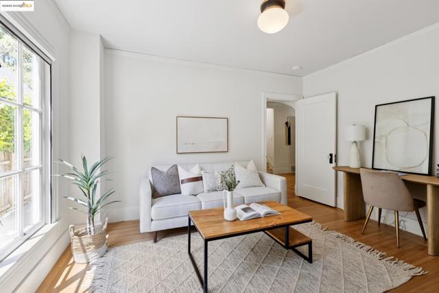 924 Trestle Glen Rd, Oakland CA: https://media.crmls.org/mediaz/e1ab8fcf-f97e-4062-bf83-b3e844da79ab.jpg
