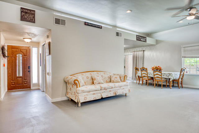 8588 Taft Court, Yucca Valley CA: https://media.crmls.org/mediaz/e1ab99bd-ec5d-4b83-afa3-01ea19f06285.jpg