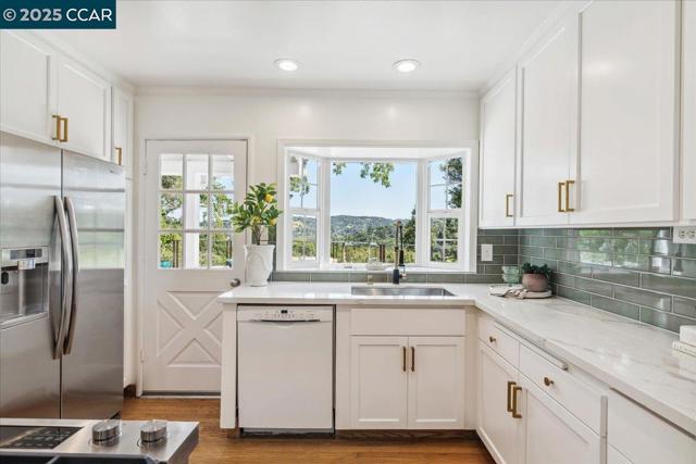 135 Camino Don Miguel, Orinda CA: https://media.crmls.org/mediaz/e1ac1747-53f1-4ea8-8ac0-97e4e3ba0cff.jpg