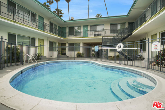 400 S Mariposa Avenue, Los Angeles CA: https://media.crmls.org/mediaz/e1aca84f-c326-4dec-8ac8-dd81d1078661.jpg