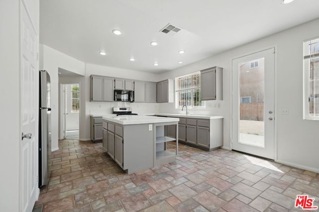 3702 Las Palmas Avenue, Palmdale CA: https://media.crmls.org/mediaz/e1acbcc1-d9d7-4c62-971e-8cbdb342c301.jpg